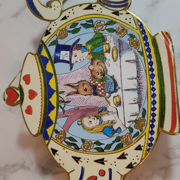 Alice In Wonderland Trinket Box 1994 With Gold Plastic Tea Set - Picture 2 of 8